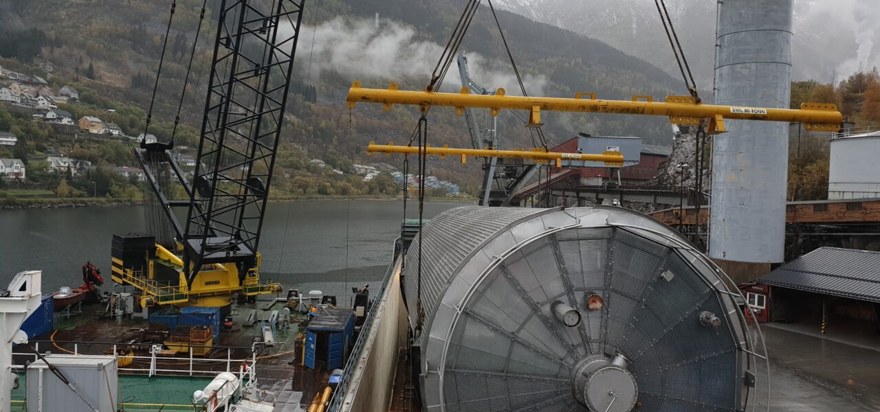 Loading of oversized cargo on a board of a ship - Hacklin Logistics project forwarder in Finland