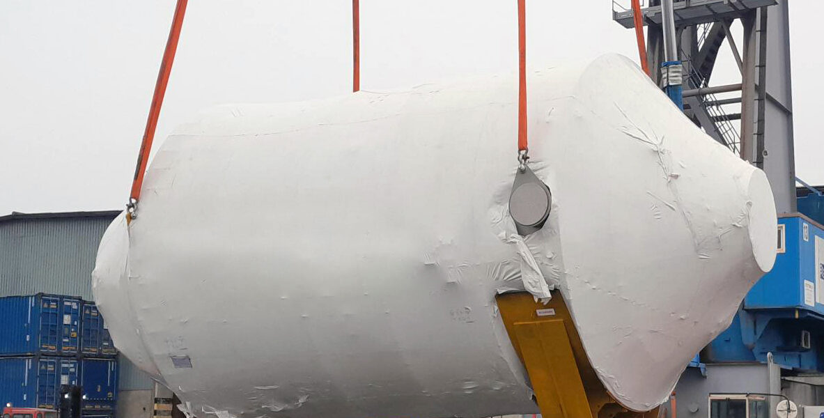 Lift of oversized oog extra heavy project cargo from mafi with port crane. Hacklin Logistics - Finnish project forwarder