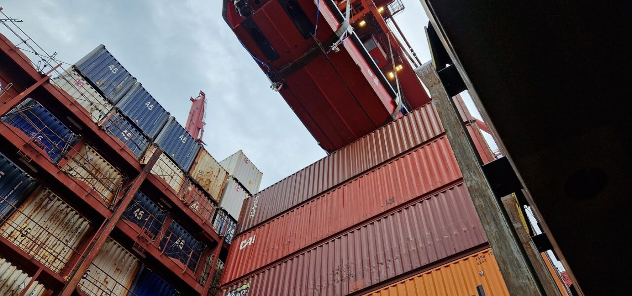 A large working boat was transported as a breakbulk shipment on board of a container vessel, transportation arranged by project logistics forwarder Hacklin Logistics