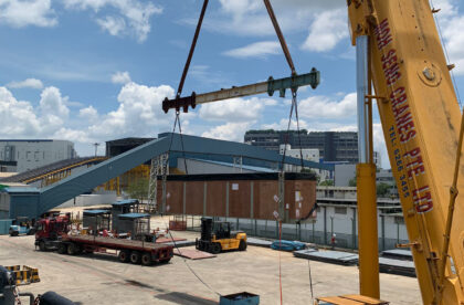 Unloading of breakbulk cargo from vessel in Singapore arranged by finnish project forwarder Hacklin Logistics