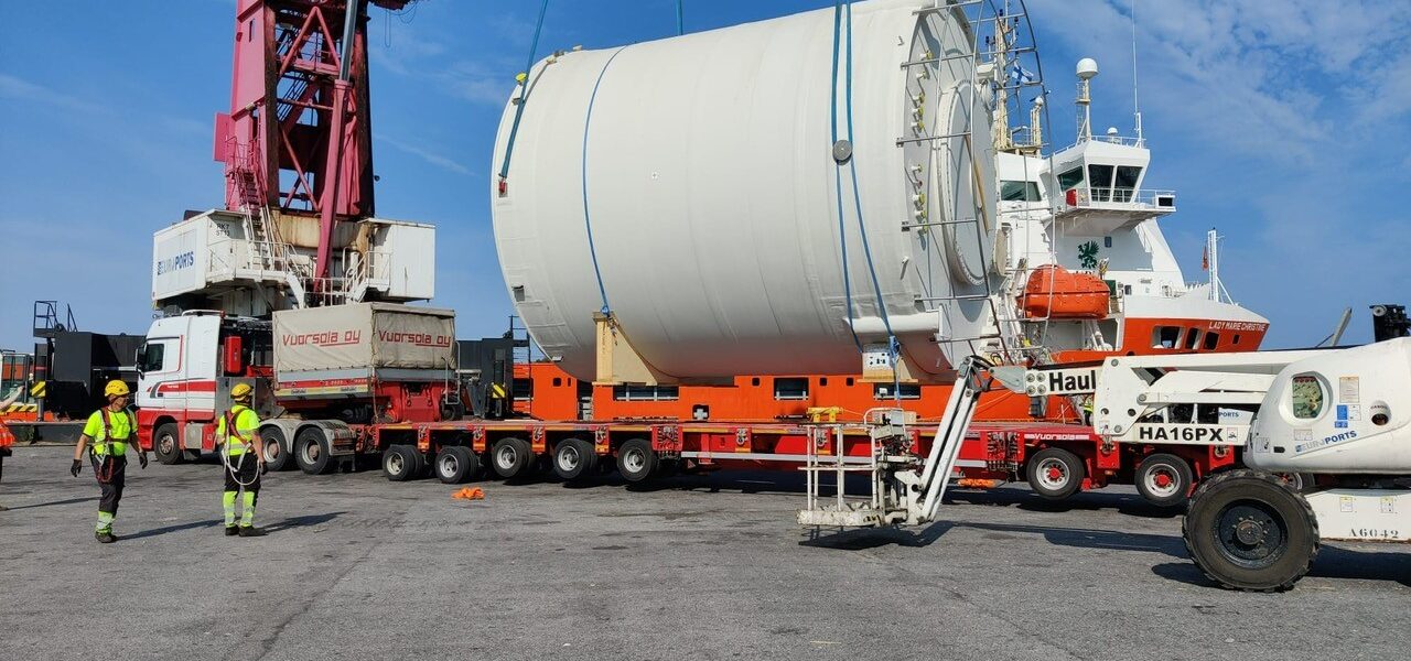 Hacklin Logistics project cargo handling at a port - lifting operation from truck onboard of a charter vessel