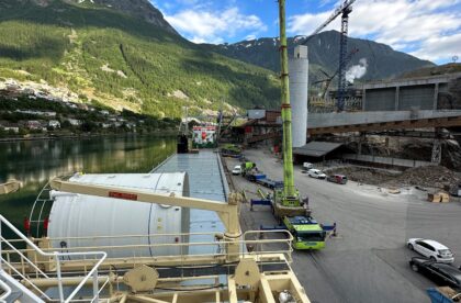 Hacklin Logistics project forwarding of OOG cargo shipped on a board of charter vessel. Unloading procedure from a charter vessel to a berth of a port of delivery.