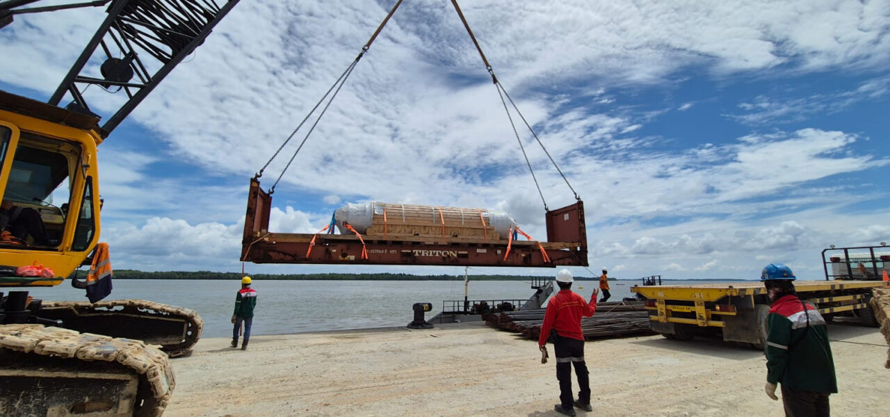 Projektihuolinta project cargo loaded on flat rack containers to Indonesia