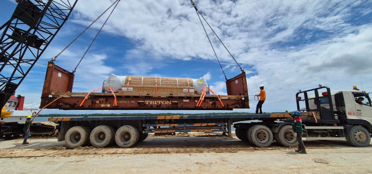 Projektihuolinta project cargo loaded on flat rack containers to Indonesia