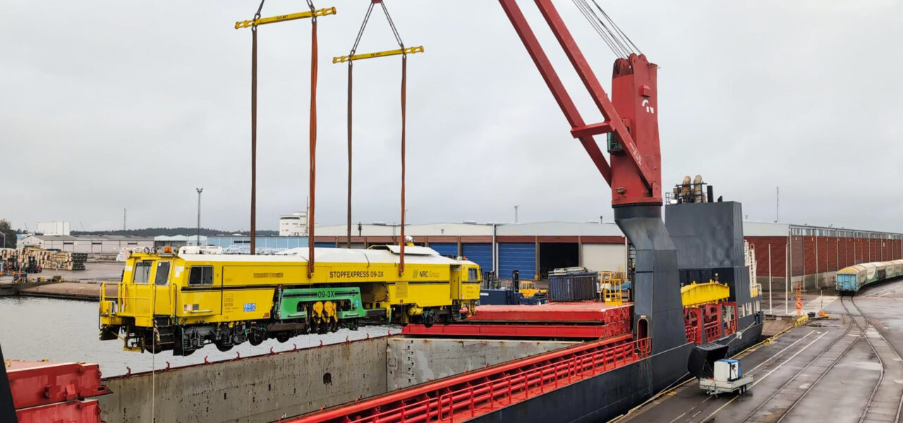 project cargo lift from rails to a charter vessel by using the vessel's crane at Hamina port in Finland