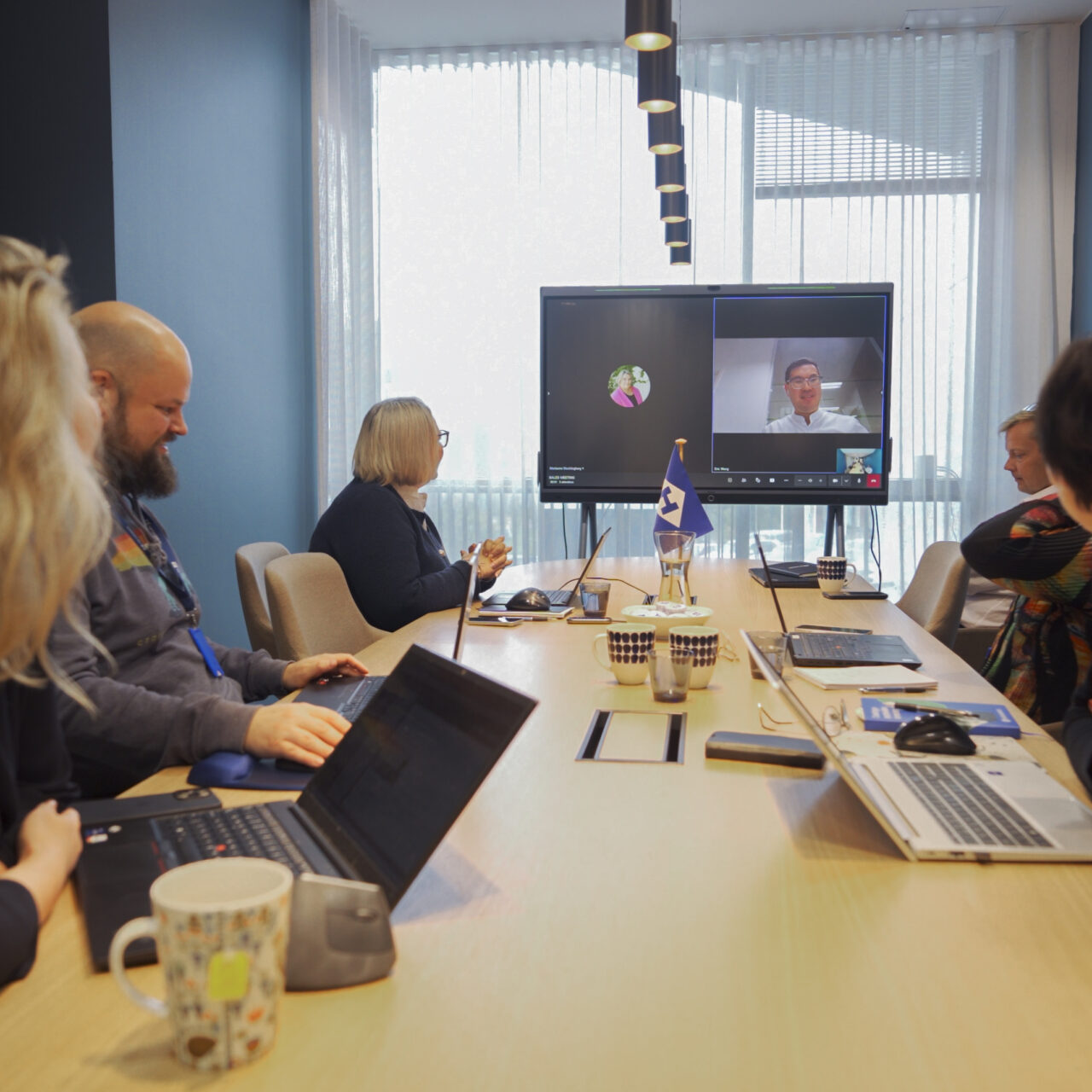 Hacklin-Logistics-international-logistics-services-negotiations-room-personnel-268