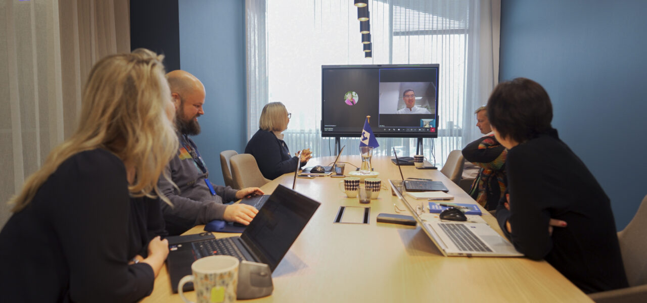 Hacklin-Logistics-international-logistics-services-negotiations-room-personnel-268