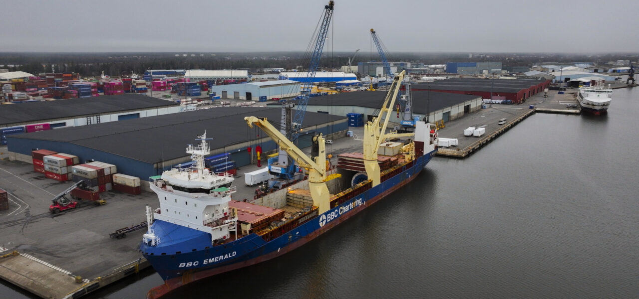 Hacklin Logistics project freight forwarding charter vessel loading in Finland