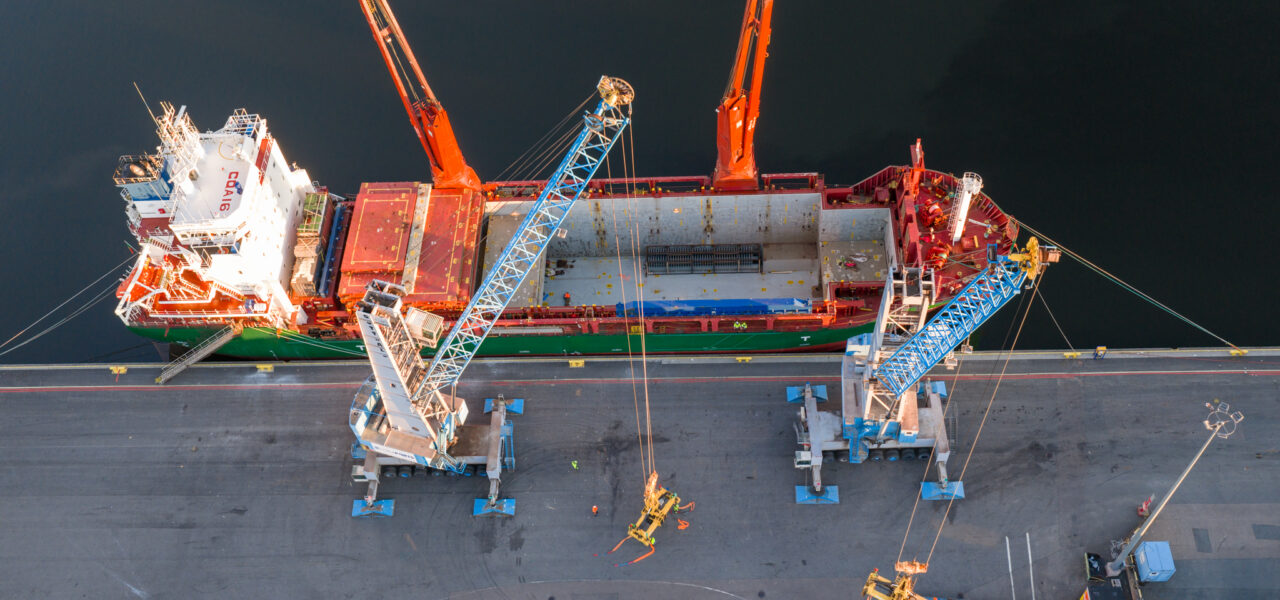Vessel loading with project cargo at port of rauma Hacklin Logistics