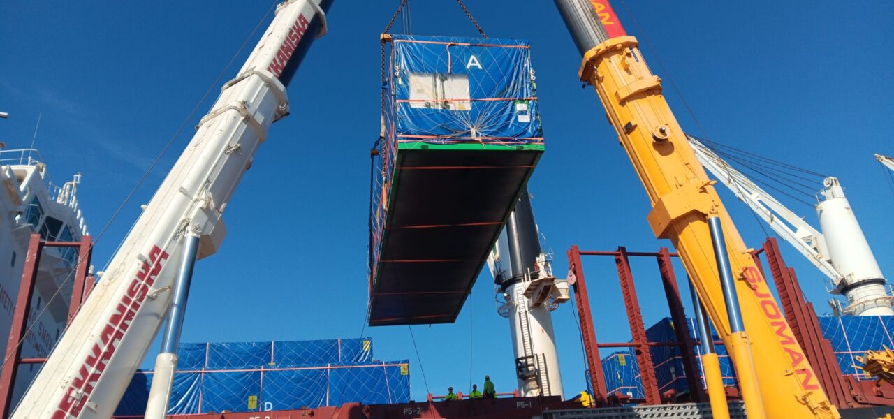 Unloading of break bulk project cargo with 2 cranes from vessel to port quay