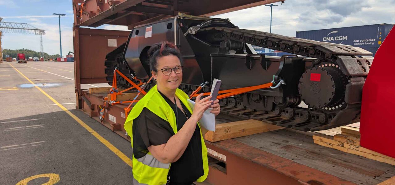 On-site supervision of project cargo loading operations, supporting quality control, cargo securing verification and shipment readiness.